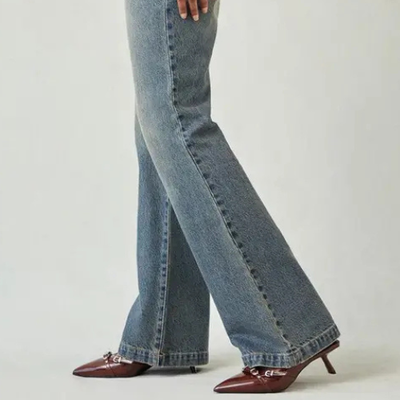 VAQUEROS DE TALLE BAJO CON BOLSILLOS Y BOTONES AZUL OSCURO