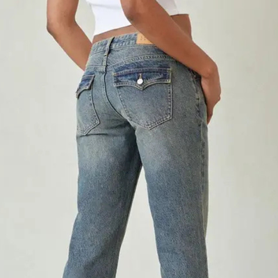 VAQUEROS DE TALLE BAJO CON BOLSILLOS Y BOTONES AZUL OSCURO