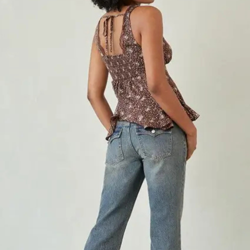 VAQUEROS DE TALLE BAJO CON BOLSILLOS Y BOTONES AZUL OSCURO