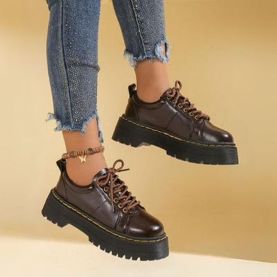 ZAPATOS CON CORDONES Y SUELA DE CUERO DE MUJER