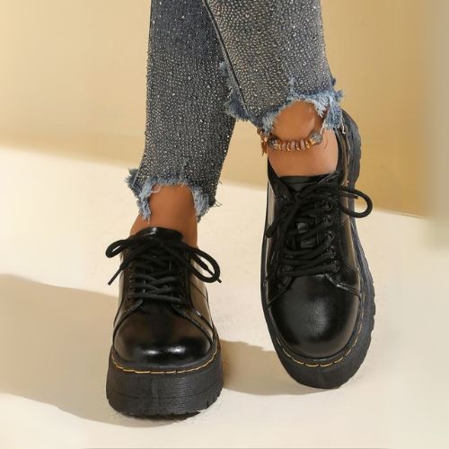 ZAPATOS CON CORDONES Y SUELA DE CUERO DE MUJER