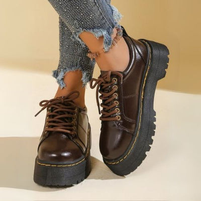 ZAPATOS CON CORDONES Y SUELA DE CUERO DE MUJER
