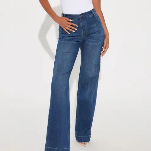 PANTALONES VAQUEROS DE TALLE MEDIO Y PIERNA ANCHA CON BAJO ANCHO PARA MUJER.